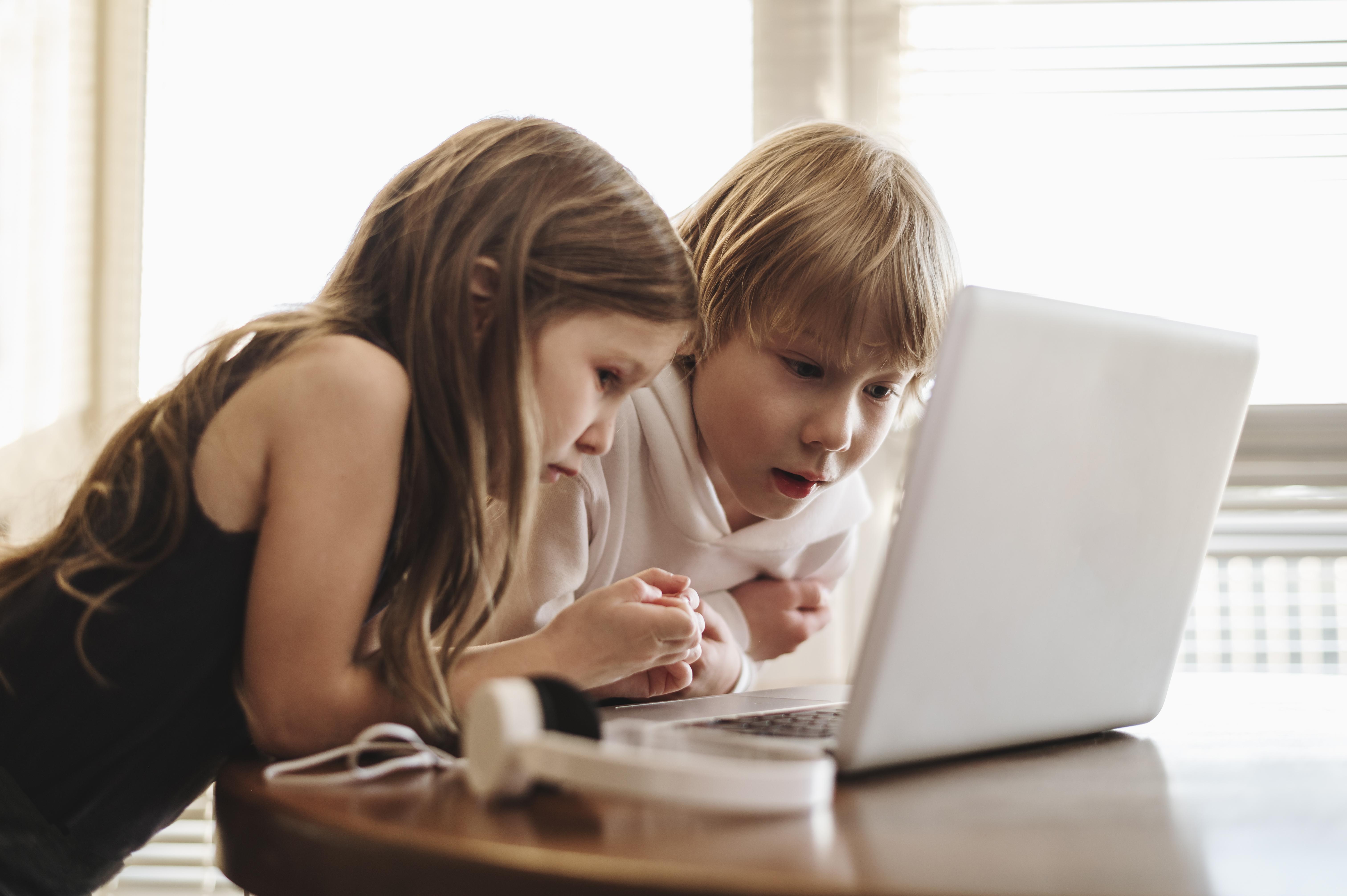 side-view-kids-using-laptop-together